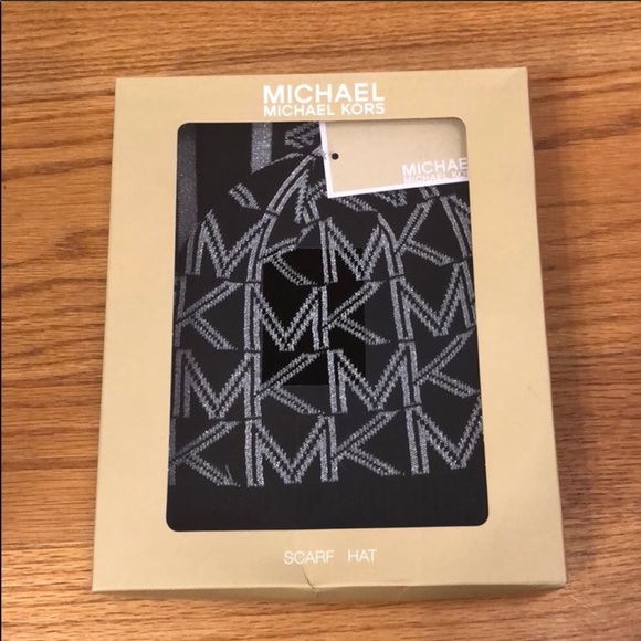 Michael kors scarf and hat set - Picture 1 of 4